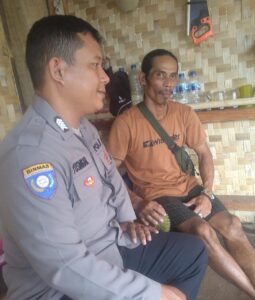 Jaga Silaturahmi Anggota Polsek Gunungkencana Polres Lebak Sambangi Warga Desa. Binaanya dan berikan Pesan Kamtibmas