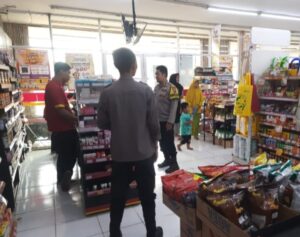 Dua Anggota Patroli Polsek Jatisari Sambang Kamtibmas Karyawan Alfamart