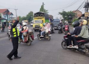 Cegah Kemacetan Dan Laka Lantas, Unit Lantas Polsek Jatisari Gatur Sore Hari