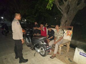 Bhabin Polsek cibuaya monitoring Ronda Malam untuk Pencegahan Gangguan Kamtibmas