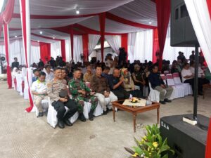 Bhabinkamtibmas Polsek cibuaya bersinergitas dengan TNI untuk Edukasi Masyarakat terkait Kamtibmas