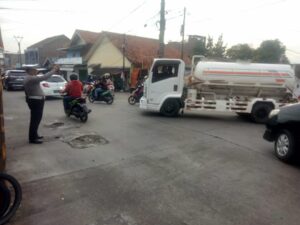 Personil Lantas Polsek Cilegon Polres Cilegon Polda Banten atur arus lalulintas pertigaan rawan macet’