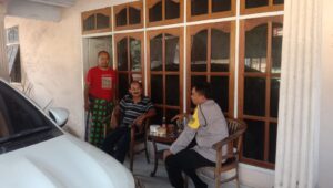 Bhabinkamtibmas Polsek Cilegon patroli door to door !!! Kunjungi warga desa binaan nya