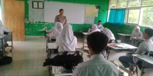 Bhabinkamtibmas Polsek Ciwandan Polres Cilegon Sambang Sekolah Dan Berikan Himbauan