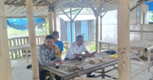 Bhabinkamtibmas Polsek Ciwandan Polres Cilegon Ngopi Dialogis Dengan Warga