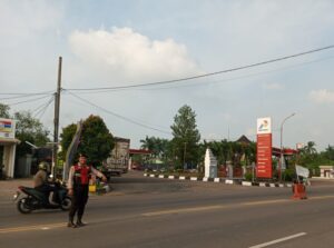 Personel Satsamapta Polres Serang laksanakan Turjawali Dijalan Arteri Serang Tangerang