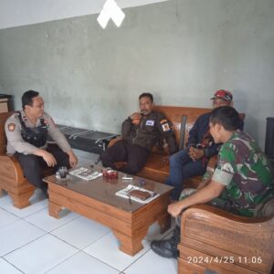 Dengan Cara Humanis Anggota Polsek Cibadak Polres Lebak Laksanakan Sambang Untuk Menjaga Situasi Tetap Kondusif