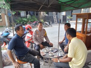 Polres Karawang, Bhabinkamtibmas Gelar Kegiatan Humanis di Warung UMKM