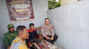 Personel ,Polsek Rajeg Polresta Tangerang Bripka Yeni Kurniawan menyambangi warga