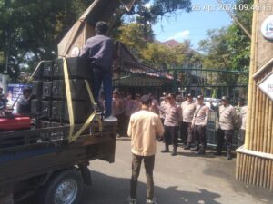 Kapolsek Rangkasbitung Polres Lebak Pimpin PAM Aksi Unras di Depan Kantor Pemda Kabupaten Lebak