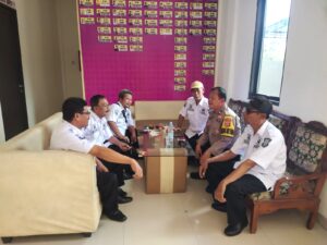 Ajak Jaga Keamanan Desa Bhabinkamtibmas Sambangi Kantor Desa