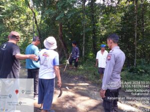 Panit 1 Binmas polsek warunggunung Polres Lebak Aiptu Agus Erlan ikut kerja bakti bersihkan lingkungan bersama masyarkat kecamatan warunggunung