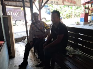Selalu Hadir Di Lingkungan Masyarakat Bhabinmas Polsek Cilograng Polres Lebak Sambang Warga di Desa Cibareno