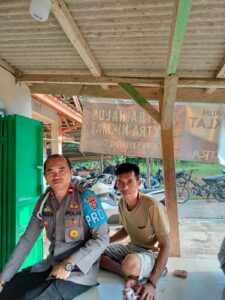 Kanit Provost Polsek Cirinten Polres Lebak Sambang Kamtibmas kepada Warga Masyarakat di Desa Cirinten Kecamatan Cirinten Kab.Lebak