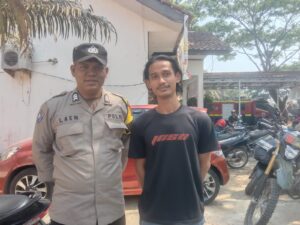 Anggota Bhabinkamtibmas Polsek Cileles Polres Lebak Ajak Warga Wujudkan Situasi Kamtibmas Yang Aman Kondusif