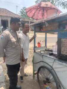 Personel Bhabinkamtibmas Polsek Cileles Polres Lebak Ajak Warga Wujudkan Situasi Kamtibmas Yang Aman Kondusif