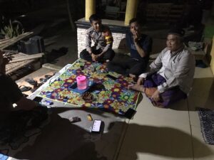 Personil Polsek Sajira Sajira Polres Lebak Gelar Patroli Malam dan Sambangi Warga