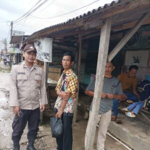 Anggota Polsek Banjarsari Melaksanakan Giat Patroli Dialogis Ke pedagang pasar Jalupang Desa Cidahu Kecamatan Banjarsari Kabupaten Lebak