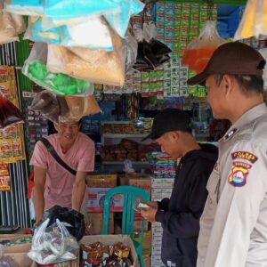 Anggota Polsek Banjarsari melaksanakan kegiatan sambang di Desa.Jalupang girang