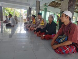 Personil Polsek Balaraja laksanakan Ibadah Jumat Keliling dan Rukun Ulama-Umaro di Masjid Al-Husna Desa Kaliasin Sukamulya Kabupaten Tangerang