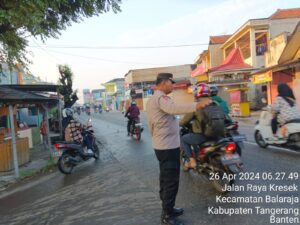 Kanit Binmas Polsek Balaraja IPTU BAMBANG.H turun ke jalan wujud nyata Pelayanan Masyarakat