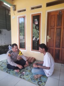 Bhabinmas Polsek Cilograng Sambangi Dan Berikan Pesan Kamtibmas Kepada Masyarakat Desa Girimukti Kec.Cilograng