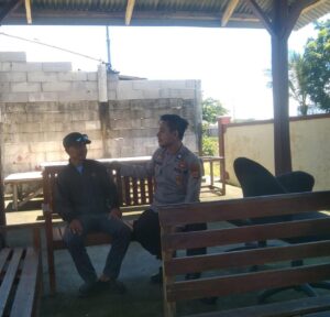 Bhabinkamtibmas Polsek Malingping Polres Lebak Ngobrol Dengan Warga Sampaikan Pesan Kamtibmas