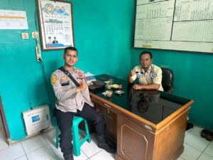 Kanit Binmas Polsek Cilograng Bripka Agus Hendriyana S.H melaksanakan giat silaturhmi membangun sinergitas bersama Kasi Tarantib Kec.Cilograng Kab.Lebak