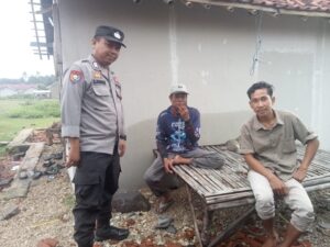 Bhabinkamtibmas Polsek Wanasalam Polres Lebak Sambangi Warga Kampung Nelayan