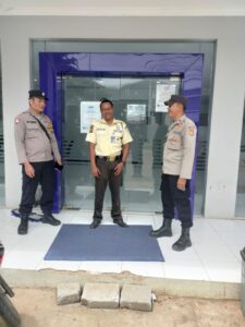 Polres Karawang, Personil Polsek Cilamaya Pantau Obvit Perbankan BRI Unit Pasirrukem