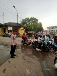 Kapolsubsektor Tobat Polsek Balaraja turun ke jalan Urai kemacetan wujud nyata Pelayanan Masyarakat