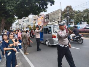 anggota Lantas Polsek Cilegon laksanakan pengaturan antisipasi kepadatan lalin di pagi hari’