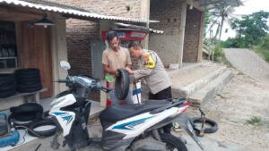 Kedekatan Polri dengan Masyarakat Bhabinkamtibmas Polsek Mancak Lakukan Sambang Dialogis