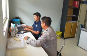 Personil Polsek KSKP Banten Polres Cilegon Polda Banten Bincang bersama Pekerja/Buruh di Pelabuhan
