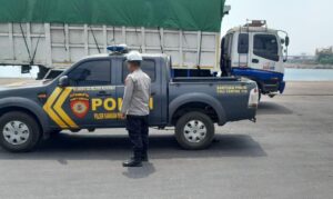 Polsek KSKP Banten Lakukan Pengecekan Muatan Kendaraan di Pelabuhan