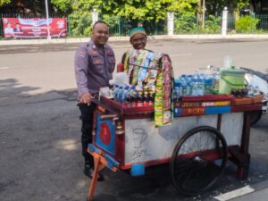 Bhabinkamtibmas Polsek Rangkasbitung Polres Lebak Sambangi Pedagang Kopi