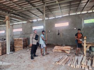 Bhabinkamtibmas Polsek Rangkasbitung Polres Lebak Sampaikan Pesan Kamtibmas Kepada Karyawan Palet