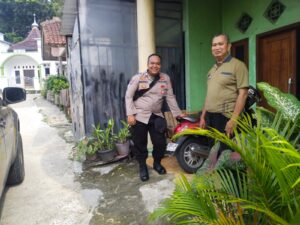 Bhabinkamtibmas Polsek Rangkasbitung Polres Lebak Sapa Tokoh Masyarakat Kampung Nyungcung