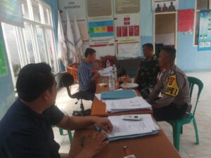 Sinergitas TNI – Polri, Bhabinkamtibmas Polsek Cipanas Polres Lebak Melaksanakan Giat “Yuk Ngopi Wae” Bersama Babinsa