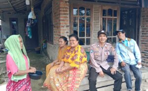 Anggota Bhabinkamtibmas Polsek Cipanas, Melaksanakan Giat Sambang, Sekaligus Menyampaikan Pesan Kamtibmas