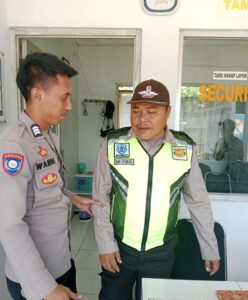 Bhabinkamtibmas Polsek Malingping Polres Lebak Sambang Pos Security Sampaikan Pesan Kamtibmas