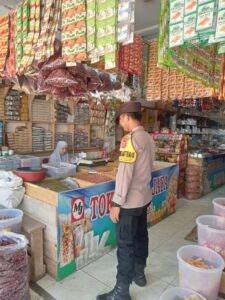 Bhabinkamtibmas Polsek Malingping Polres Lebak Sambang Pemilik Toko Sembako Sampaikan Pesan Kamtibmas