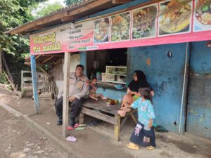 Bhabinkamtibmas Polsek Rangkasbitung Polres Lebak Sapa Pemilik Warung