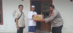 Anggota Polsek Rangkasbitung Polres Lebak Salurkan Paket Sembako Ke Ponpes Al Iftida Dari Kapolda Banten