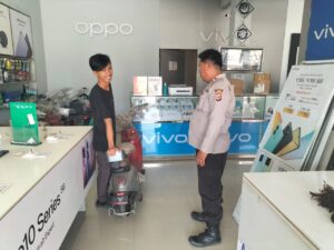 Personil Polsek Telagasari Himbau Para Pemilik Toko Untuk Waspada C3 dalam Giat Patroli Rutin