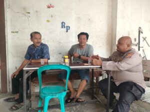 Sampaikan Himbauan mengenai Bahaya TPPO, Bhabinkamtibmas Polsek Telagasari Datangi Rumah Warga