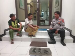 Bhabinkamtibmas Polsek Telagasari Lakukan Ronda Bersama Warga Untuk Menjaga Kondusifitas Lingkungan Masyarakat