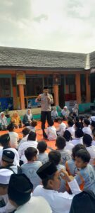 Bhabinkamtibmas Polsek Ciwandan Polres Cilegon Tanamkan Jiwa Taat Hukum Kepada Para Siswa-siswi