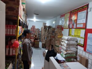 Kanit Binmas Polsek Cikulur Polres Lebak melaksanakan Patroli Dialogis ke Toko Alfamart, antisipasi tindak kriminalitas