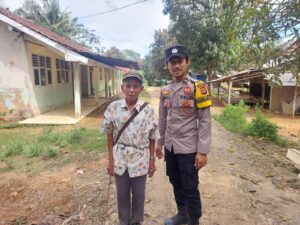 Pantau Kamtibmas Desa Binaan, Bhabinkamtibmas Polsek Cijaku Polres Lebak Lakukan Patroli Dialogis.